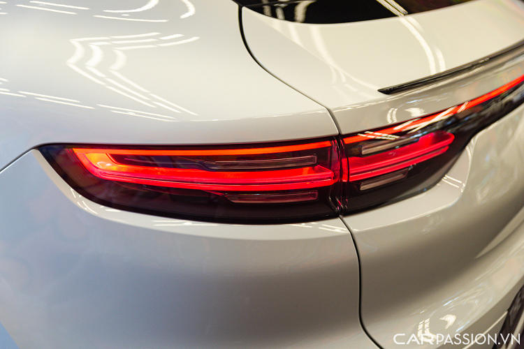 Cụm đèn hậu LED được nối liền bởi một dải LED tạo ấn tượng và tính nhận diện đặc trưng cho xe khi chạy buổi tối. Khi phanh, tất cả các dải LED chạy ban ngày sẽ đồng loạt sáng lên với tạo hình tương tự như ở đầu xe.