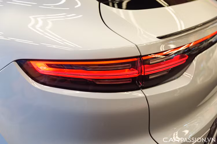 Cụm đèn hậu LED được nối liền bởi một dải LED tạo ấn tượng và tính nhận diện đặc trưng cho xe khi chạy buổi tối. Khi phanh, tất cả các dải LED chạy ban ngày sẽ đồng loạt sáng lên với tạo hình tương tự như ở đầu xe.