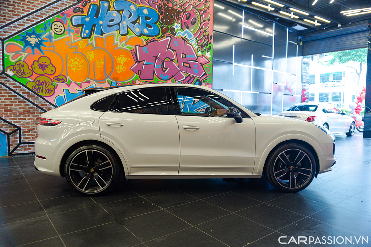 Porsche Cayenne Coupe S sở hữu kích thước dài x rộng x cao lần lượt là 4.919 x 1.983 x 1.636 (mm), chiều dài cơ sở đạt 2.895 mm. Điểm khác biệt lớn nhất so với bản tiêu chuẩn là phần đuôi xe được kéo thấp xuống, bắt đầu từ cột C và kết thúc phía đuôi xe, đúng theo phong cách coupe thể thao.