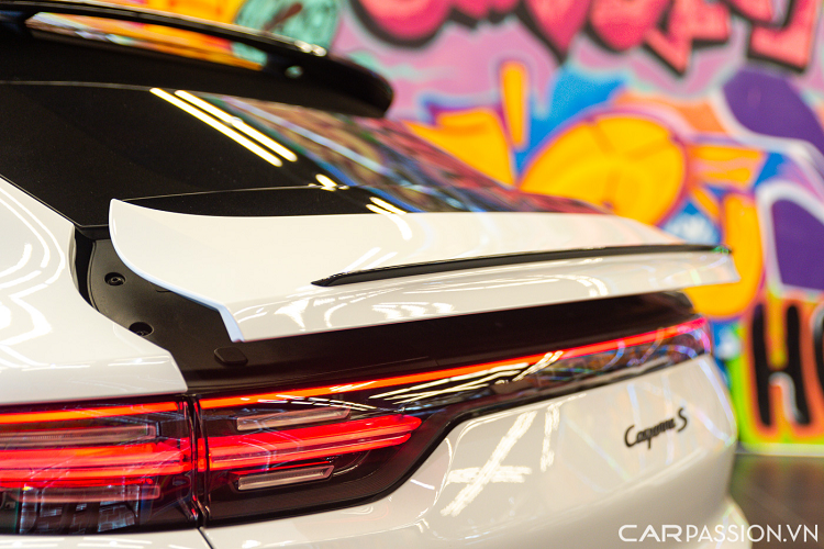 Hệ thống âm thanh trên chiếc Cayenne này là tuỳ chọn loa Burmester 3D cao cấp nhất với công suất 1,455 watts có giá 7.000 USD (hơn 165 triệu đồng) tại thị trường nước ngoài.