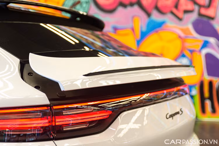 Hệ thống âm thanh trên chiếc Cayenne này là tuỳ chọn loa Burmester 3D cao cấp nhất với công suất 1,455 watts có giá 7.000 USD (hơn 165 triệu đồng) tại thị trường nước ngoài.