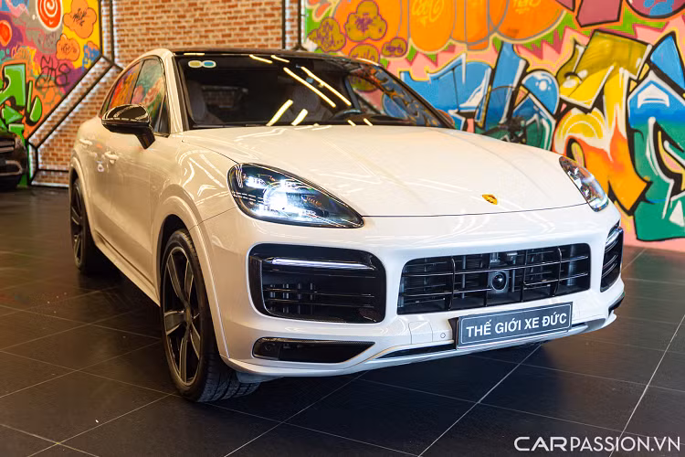 Theo chia sẻ của người bán, số tiền để sở hữu những trang bị tuỳ chọn thêm lên tới gần 3 tỷ đồng. Đặc biệt hơn, đây là chiếc xe SUV Porsche Cayenne Coupe S nhập khẩu tư nhân sở hữu một vài chi tiết đặc biệt mà phiên bản chính hãng không có.