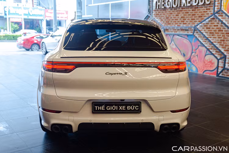 Do phần đuôi dài và thấp hơn nên cửa sau cũng được thiết kế lại. Cản sau được gia tăng vẻ hầm hố. Bên cạnh cánh lướt gió khí động học gắn cố định trên mui xe, Cayenne Coupe còn có thêm một cánh lướt gió thứ 2 được đặt dưới kính sau với khả năng tự đóng/mở (tối đa đến 135 mm) ở ngưỡng vận tốc trên 90 km/h. Người lái cũng có thể đóng/mở thủ công bằng nút bấm bên trong xe bất cứ lúc nào.