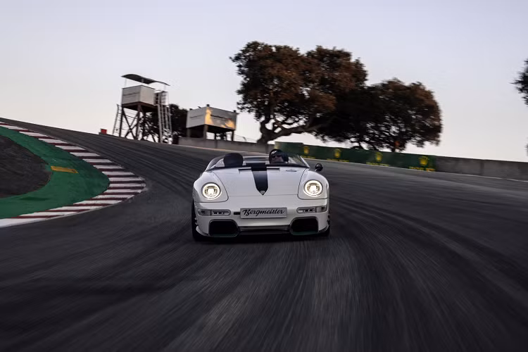 Phát biểu về hai mẫu xe này, Alois Ruf, chủ sở hữu Ruf Automobile GmbH cho biết: “Bergmeister là hiện thân của trải nghiệm lái xe nguyên bản nhất, trong khi SCR lại mang trên mình những công nghệ mới nhất từ đội ngũ của chúng tôi tại Pfaffenhausen.”