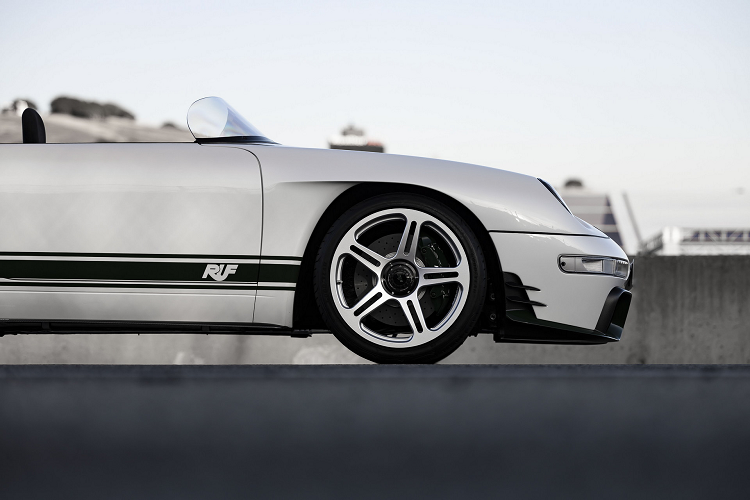 Sức mạnh được truyền tới cầu sau thông qua hộp số sàn sáu cấp với sự hỗ trợ của bộ vi sai hạn chế trượt. Hệ thống phanh cũng được nâng cấp với đĩa carbon-ceramic đục lỗ 350 mm cùng cùm phanh 6 piston ở phía trước và 4 piston ở phía sau.