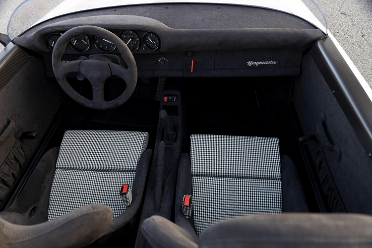 Chiếc xe SCR này được chế tạo dựa trên bộ khung liền khối bằng sợi carbon và được trang bị động cơ 6 xi-lanh 4.0 lít hút khí tự nhiên, sản sinh công suất 510 mã lực và mô-men xoắn 469 Nm.