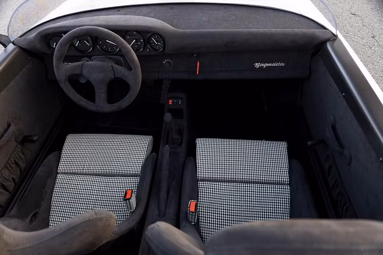 Chiếc xe SCR này được chế tạo dựa trên bộ khung liền khối bằng sợi carbon và được trang bị động cơ 6 xi-lanh 4.0 lít hút khí tự nhiên, sản sinh công suất 510 mã lực và mô-men xoắn 469 Nm.