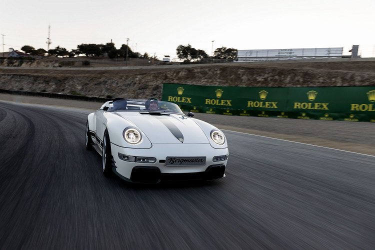 Phần ngoại thất của xe được trang trí những họa tiết màu xanh lá cây tương phản với thân xe sơn trắng cùng bộ mâm xe hợp kim 5 chấu, kích thước 19 inch đi kèm lốp siêu rộng ở phía sau. Về nội thất, gần như toàn bộ các chi tiết được bọc da Alcantara màu đen bao gồm bảng điều khiển, phần bụng cửa và vô lăng kết hợp với bọc vải tartan retro cho ghế đua và bàn đạp bằng nhôm