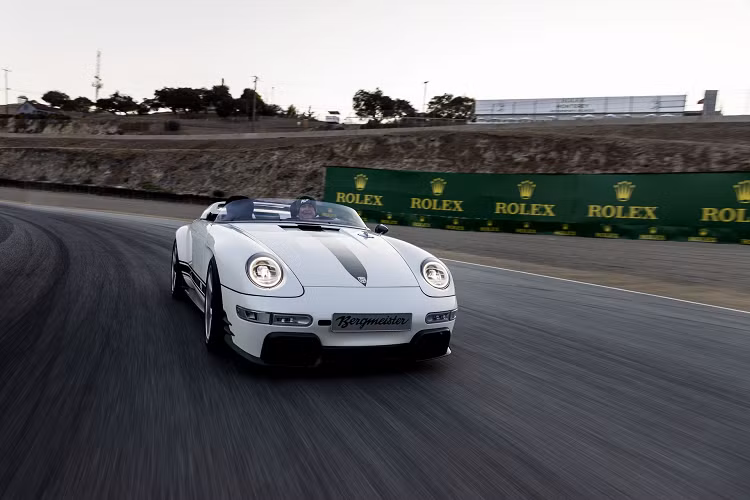 Phần ngoại thất của xe được trang trí những họa tiết màu xanh lá cây tương phản với thân xe sơn trắng cùng bộ mâm xe hợp kim 5 chấu, kích thước 19 inch đi kèm lốp siêu rộng ở phía sau. Về nội thất, gần như toàn bộ các chi tiết được bọc da Alcantara màu đen bao gồm bảng điều khiển, phần bụng cửa và vô lăng kết hợp với bọc vải tartan retro cho ghế đua và bàn đạp bằng nhôm