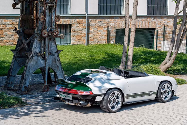 Ruf Bergmeister mui trần, hay đơn giản là Project RBS, dành sự tôn vinh cho những chiếc xe trong quá khứ như Porsche 906, 909 Bergspyder và 718 RS 60 Spyder do Tony Hatter thiết kế. Ruf Bergmeister có diện mạo trông giống như một chiếc 993 đã được sửa đổi nhiều, nhưng tất cả các tấm thân bằng sợi carbon đều được làm theo yêu cầu riêng.