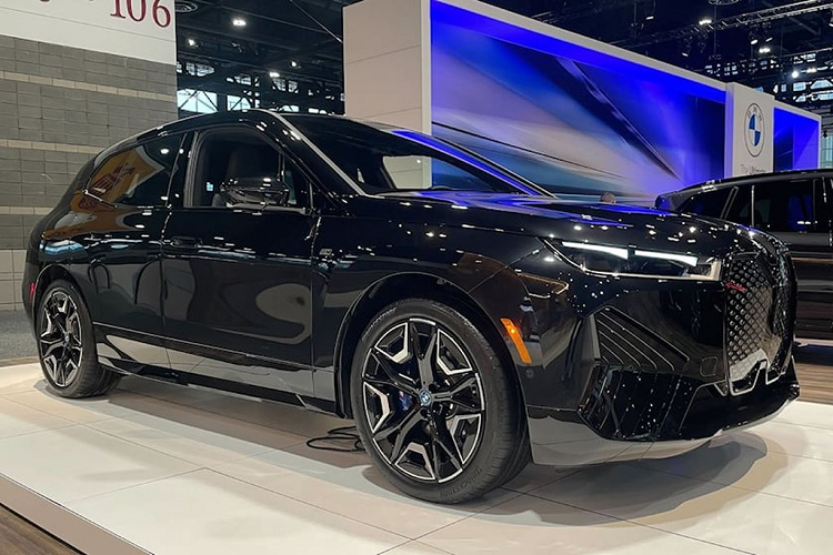 Để nhận diện BMW iX M60 chạy điện so với các phiên bản thông thường, chiếc SUV hiệu suất có một vài chi tiết khác biệt như huy hiệu M60 ở đuôi xe, bộ mâm Aero hai tông màu 21 inch (tùy chọn mâm 22 inch), kẹp phanh M hiệu suất cao sơn màu xanh lam và gói ngoại thất BMW Individual Titanium Bronze.