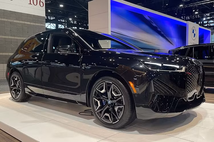 Để nhận diện BMW iX M60 chạy điện so với các phiên bản thông thường, chiếc SUV hiệu suất có một vài chi tiết khác biệt như huy hiệu M60 ở đuôi xe, bộ mâm Aero hai tông màu 21 inch (tùy chọn mâm 22 inch), kẹp phanh M hiệu suất cao sơn màu xanh lam và gói ngoại thất BMW Individual Titanium Bronze.