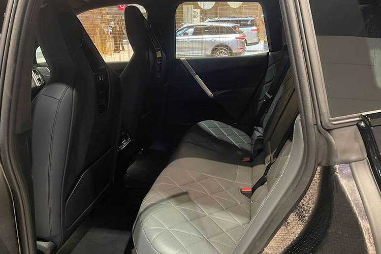 “Sức mạnh” của BMW iX M60 tới từ hai mô-tơ điện cho tổng công suất 533 mã lực và 1.015 Nm momen xoắn, tăng lên 610 mã lực ở chế độ Sport. Nhờ sức mạnh này mà iX M60 có khả năng bứt tốc từ 0 - 100 km/h trong 3,6 giây, với tốc độ tối đa giới hạn điện tử ở mức 250 km/h.