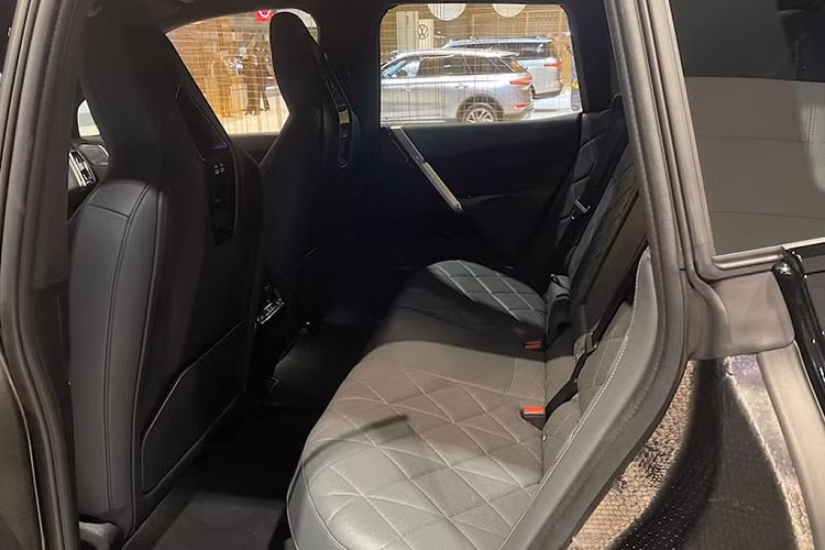 “Sức mạnh” của BMW iX M60 tới từ hai mô-tơ điện cho tổng công suất 533 mã lực và 1.015 Nm momen xoắn, tăng lên 610 mã lực ở chế độ Sport. Nhờ sức mạnh này mà iX M60 có khả năng bứt tốc từ 0 - 100 km/h trong 3,6 giây, với tốc độ tối đa giới hạn điện tử ở mức 250 km/h.