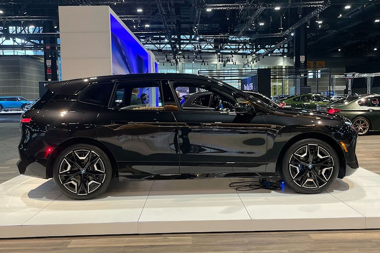 Dự kiến, xe sẽ được bán ra tại thị trường Mỹ trong năm nay. Mức giá xe BMW iX M60 2023 khởi điểm 106.950 USD (khoảng 2,43 tỷ đồng).