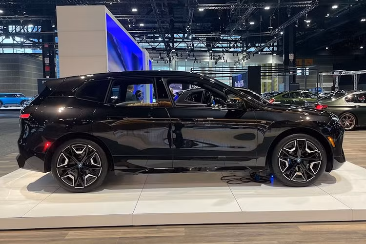 Dự kiến, xe sẽ được bán ra tại thị trường Mỹ trong năm nay. Mức giá xe BMW iX M60 2023 khởi điểm 106.950 USD (khoảng 2,43 tỷ đồng).