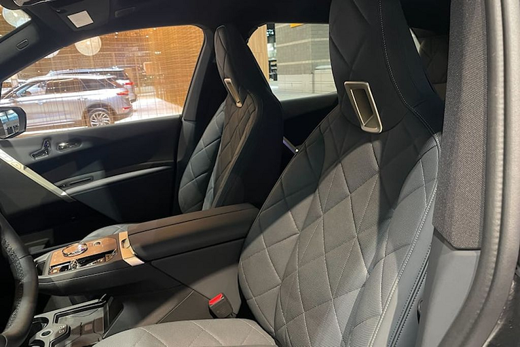 Phiên bản hiệu suất cao này được phát triển trên kiến trúc khung gầm không gian hợp kim nhôm cùng những tấm ốp nhựa gia cố bằng sợi carbon để tối ưu khối lượng ở mức 2.616 kg.