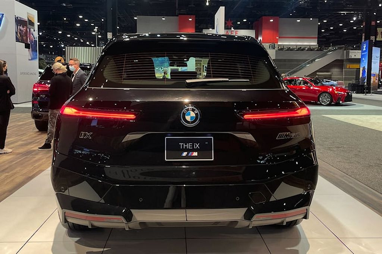 Ở phiên bản tiêu chuẩn xDrive40, bộ pin này cho phép xe di chuyển quãng đường tối đa lên đến 630 km. Tuy nhiên vì M60 được phát triển theo định hướng hiệu suất cao nên phạm vi hoạt động sẽ giảm xuống.