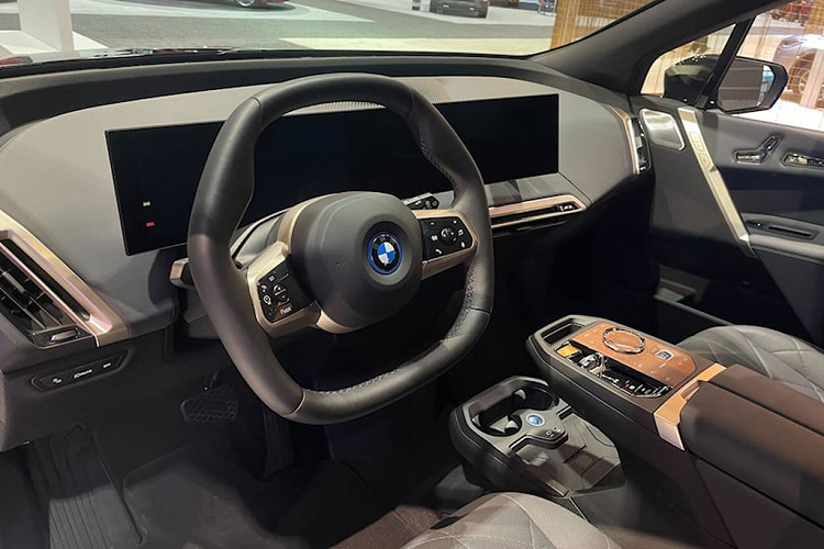 Chiếc BMW iX M60 được trưng bày tại Chicago Auto Show 2022 có nội thất phối hai màu đen – vàng tương phản, mang tới cảm giác sang trọng, cao cấp. Xe được trang bị màn hình kỹ thuật số cỡ lớn ghép từ 2 màn hình 12,3 inch và 14,9 inch, hệ thống âm thanh vòm Bowers &amp; Wilkins Diamond 30 loa, cửa sổ trời toàn cảnh, ghế có làm mát/sưởi,...