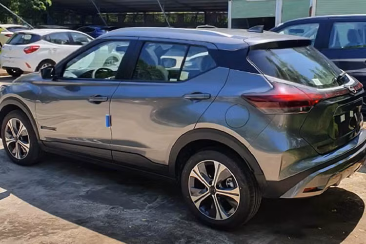 Nissan Kicks e-Power 2022 sử dụng hệ truyền động e-Power, bao gồm động cơ xăng 3 xi-lanh, dung tích 1.2 lít, đóng vai trò làm máy phát điện để sạc pin cho xe.