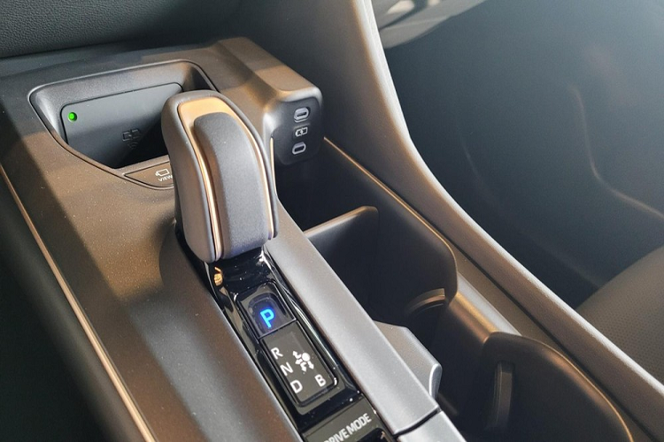 Ở thị trường Mỹ, Toyota Crown Crossover 2023 bản tiêu chuẩn XLE có những trang bị như ghế trước sưởi, chỉnh điện 8 hướng và bọc bằng chất liệu nỉ phối giả da Softex. Thêm vào đó là hệ thống điều hòa tự động 2 vùng, sạc điện thoại thông minh không dây, hệ thống âm thanh 6 loa và kính cách âm tiêu chuẩn.