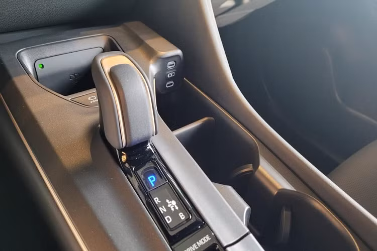 Ở thị trường Mỹ, Toyota Crown Crossover 2023 bản tiêu chuẩn XLE có những trang bị như ghế trước sưởi, chỉnh điện 8 hướng và bọc bằng chất liệu nỉ phối giả da Softex. Thêm vào đó là hệ thống điều hòa tự động 2 vùng, sạc điện thoại thông minh không dây, hệ thống âm thanh 6 loa và kính cách âm tiêu chuẩn.