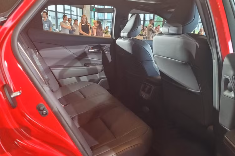 Trong khi đó, bản Limited có thêm ghế trước bọc da, sưởi ấm, làm mát, sưởi ghế sau, cần gạt mưa tự động, cửa sổ trời toàn cảnh Panorama cố định và hệ thống âm thanh JBL 11 loa. Bản Platinum cao cấp nhất sẽ được trang bị hệ thống treo thích ứng, vành 21 inch với những điểm nhấn màu đen, hệ thống hỗ trợ đỗ xe song song hoặc vuông góc tiến/lùi rảnh tay.