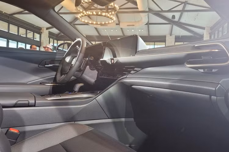 Thứ hai là hệ truyền động hybrid Dual Boost Hybrid System với máy xăng 4 xi-lanh thẳng hàng, tăng áp, dung tích 2.4L, tạo ra công suất tối đa 272 mã lực và mô-men xoắn cực đại 460 Nm.