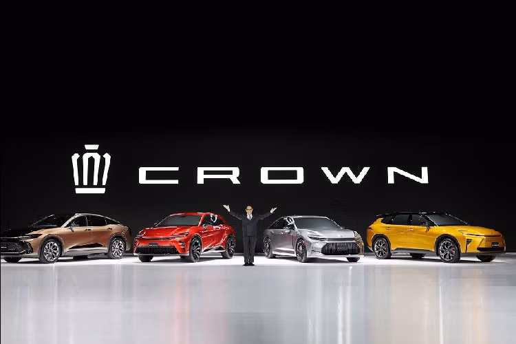 Sau 15 thế hệ và 67 năm có mặt trên thị trường, dòng xe Toyota Crown 2023 đã chính thức bước sang một thời đại mới. Ở thế hệ này, mẫu ôtô từng được mệnh danh là "xe bộ trưởng" tại Việt Nam không còn bị giới hạn ở thiết kế sedan 3 khoang truyền thống nữa. Thay vào đó, hãng Toyota đã mở rộng dòng ô tô này với tổng cộng 4 kiểu dáng thân xe, bao gồm Crossover, Sport, Sedan and Estate.