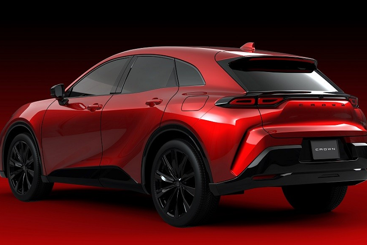 Được phát triển dựa trên cơ sở gầm bệ TNGA-K, Toyota Crown Crossover 2023 sở hữu chiều dài 4.930 mm, chiều rộng 1.840 mm, chiều cao 1.540 mm và chiều dài cơ sở 2.850 mm. So với thế hệ cũ, xe dài hơn 20 mm, rộng hơn 40 mm, cao hơn 85 mm và chiều dài cơ sở giảm 70 mm.