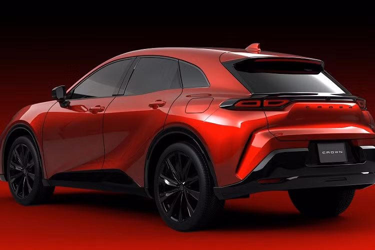 Được phát triển dựa trên cơ sở gầm bệ TNGA-K, Toyota Crown Crossover 2023 sở hữu chiều dài 4.930 mm, chiều rộng 1.840 mm, chiều cao 1.540 mm và chiều dài cơ sở 2.850 mm. So với thế hệ cũ, xe dài hơn 20 mm, rộng hơn 40 mm, cao hơn 85 mm và chiều dài cơ sở giảm 70 mm.