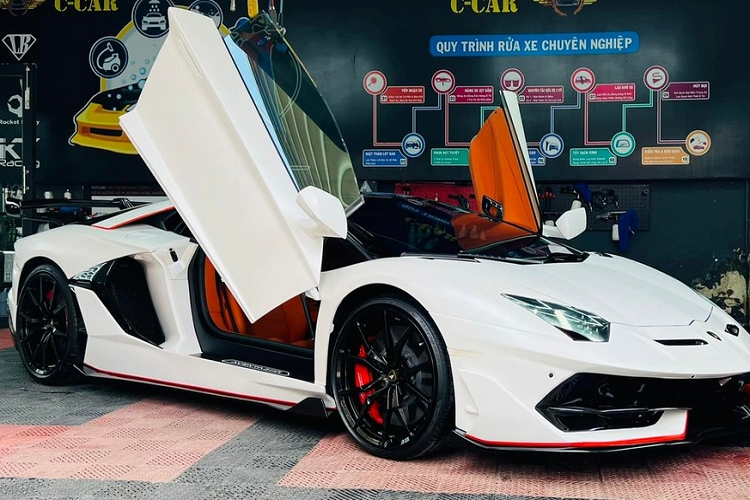 Điểm khác biệt nằm ở đây chính là việc nắp khoang động cơ của xe có tạo hình giống với phiên bản Lamborghini Aventador SVJ Coupe nhiều hơn là mui trần. Hiện chưa rõ chi phí mà tay chơi xe đến từ Đắk Lắk đã bỏ ra để nâng cấp ngoại hình xe Lamborghini Aventador mui trần của mình thành bản SVJ Roadster. Đây hiện là chiếc xe Lamborghini Aventador đầu tiên ở Việt Nam được trang bị body kit của bản giới hạn.