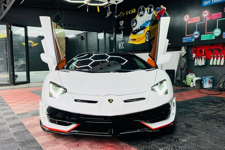 Phần đuôi xe sau khi đã hoàn thành bản độ có khuếch tán gió mới, hốc gió dưới đèn hậu LED cũng làm giống với SVJ Roadster và cánh gió đuôi là điểm nhấn nhưng nắp khoang động cơ lại đặt hàng của bản SVJ Coupe. Để có ngoại hình mới mẻ, bộ body kit "nhái" xe Lamborghini Aventador SVJ Roadster này mang đến cản va trước, lưới tản nhiệt ấn tượng hơn cho xe Lamborghini Aventador Roadster, ngoài ra, hốc gió bên hông cũng được mở rộng để giống với phiên bản hàng hiếm.