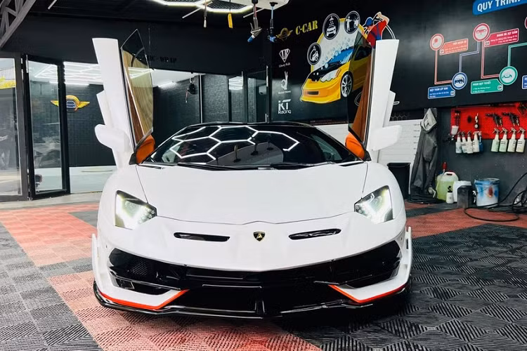 Phần đuôi xe sau khi đã hoàn thành bản độ có khuếch tán gió mới, hốc gió dưới đèn hậu LED cũng làm giống với SVJ Roadster và cánh gió đuôi là điểm nhấn nhưng nắp khoang động cơ lại đặt hàng của bản SVJ Coupe. Để có ngoại hình mới mẻ, bộ body kit "nhái" xe Lamborghini Aventador SVJ Roadster này mang đến cản va trước, lưới tản nhiệt ấn tượng hơn cho xe Lamborghini Aventador Roadster, ngoài ra, hốc gió bên hông cũng được mở rộng để giống với phiên bản hàng hiếm.