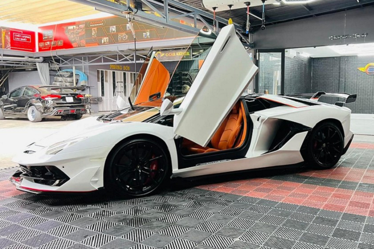 Như vậy, sau khi lắp phần đầu xe Lamborghini Aventador S cách đây hơn 2 tháng, chiếc siêu xe mui trần Lamborghini Aventador LP700-4 Roadtser của 1 thanh niên 9X đến từ xã Ea Kênh, huyện Krông Pắk, tỉnh Đắk Lắk đã được nâng cấp lên bộ body kit Lamborghini Aventador SVJ Roadster.