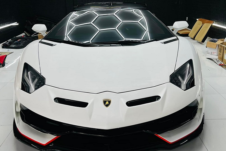 Không quá khó để thấy rằng đây là một chiếc xe Lamborghini Aventador Roadster độ body kit SVJ Roadster khi xe sở hữu bộ mâm 5 chấu kép thay vì đa chấu như bản giới hạn và còn khá nhiều "sạn" ở ngoại hình của siêu bò này. Được biết, chiếc xe Lamborghini Aventador Roadster mới nâng cấp body kit bản giới hạn Lamborghini Aventador SVJ Roadster thuộc sở hữu của 1 tay chơi xe ở Đắk Lắk.