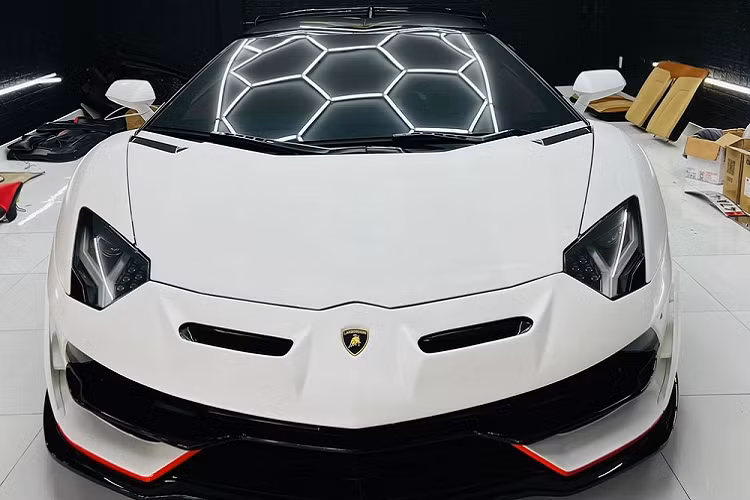 Không quá khó để thấy rằng đây là một chiếc xe Lamborghini Aventador Roadster độ body kit SVJ Roadster khi xe sở hữu bộ mâm 5 chấu kép thay vì đa chấu như bản giới hạn và còn khá nhiều "sạn" ở ngoại hình của siêu bò này. Được biết, chiếc xe Lamborghini Aventador Roadster mới nâng cấp body kit bản giới hạn Lamborghini Aventador SVJ Roadster thuộc sở hữu của 1 tay chơi xe ở Đắk Lắk.