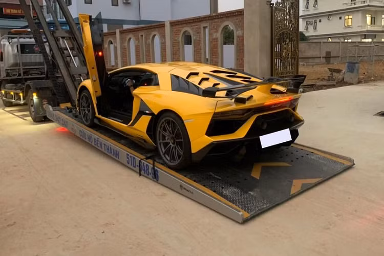 Sau khi hoàn thành body kit của bản Lamborghini Aventador SVJ Roadster, những người thợ Việt đã sơn lại dàn áo xe thành màu trắn, thay vì vàng trước đây. "Trái tim" này kết hợp cùng hộp số tự động 7 cấp ISR và hệ dẫn động 4 bánh, nhờ đó siêu xe Lamborghini Aventador LP700-4 chỉ mất khoảng 2,9 giây để tăng tốc từ vị trí xuất phát lên 100 km/h trước khi đạt vận tốc tối đa 350 km/h. Siêu bò này đã được chủ nhân trang bị ống xả độ trước đó.