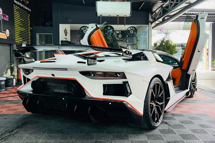 Tuy nhiên có thể thấy là hốc gió bên sườn trên cao chưa được tạo hình như bản thật. Ngoài ra, toàn bộ đuôi xe Lamborghini Aventador Roadster độ bản Aventador SVJ Roadster cũng được trang bị thêm cánh gió đuôi cỡ lớn cố định, khuếch tán gió, hốc gió mới và ống xả được đưa lên cao như bản giới hạn ...