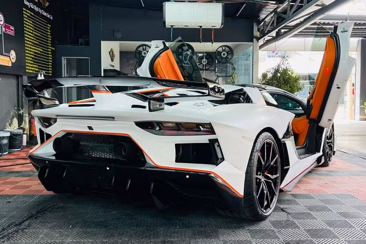 Tuy nhiên có thể thấy là hốc gió bên sườn trên cao chưa được tạo hình như bản thật. Ngoài ra, toàn bộ đuôi xe Lamborghini Aventador Roadster độ bản Aventador SVJ Roadster cũng được trang bị thêm cánh gió đuôi cỡ lớn cố định, khuếch tán gió, hốc gió mới và ống xả được đưa lên cao như bản giới hạn ...