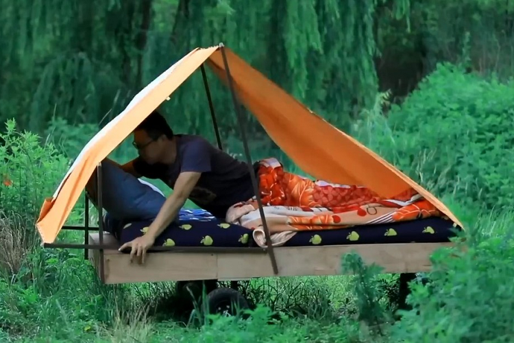 Mãi 30 năm sau, ước mơ của anh Gu mới trở thành hiện thực. Là một người thợ cơ khí, anh Gu đã tận dụng những vật liệu tái chế để tạo ra chiếc xe 4 bánh giường nằm cho riêng mình. Qua những đoạn video được đăng lên mạng xã hội, có thể thấy chiếc xe của anh Gu trông không khác gì giường ngủ thông thường.