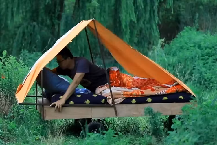 Mãi 30 năm sau, ước mơ của anh Gu mới trở thành hiện thực. Là một người thợ cơ khí, anh Gu đã tận dụng những vật liệu tái chế để tạo ra chiếc xe 4 bánh giường nằm cho riêng mình. Qua những đoạn video được đăng lên mạng xã hội, có thể thấy chiếc xe của anh Gu trông không khác gì giường ngủ thông thường.