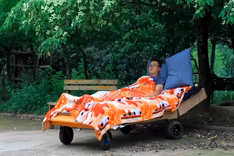 Sinh sống tại thành phố Côn Minh, tỉnh Vân Nam, Trung Quốc, người đàn ông họ Gu này ngay từ bé đã có ước mơ nằm trên giường đến trường. Gu cho biết, khi còn học tiểu học, vì lười nên anh thường xuyên ngủ cố và dậy muộn. Do đó, anh thường tưởng tượng ra viễn cảnh mình không cần ra khỏi giường mà vẫn có thể đến trường đúng giờ.