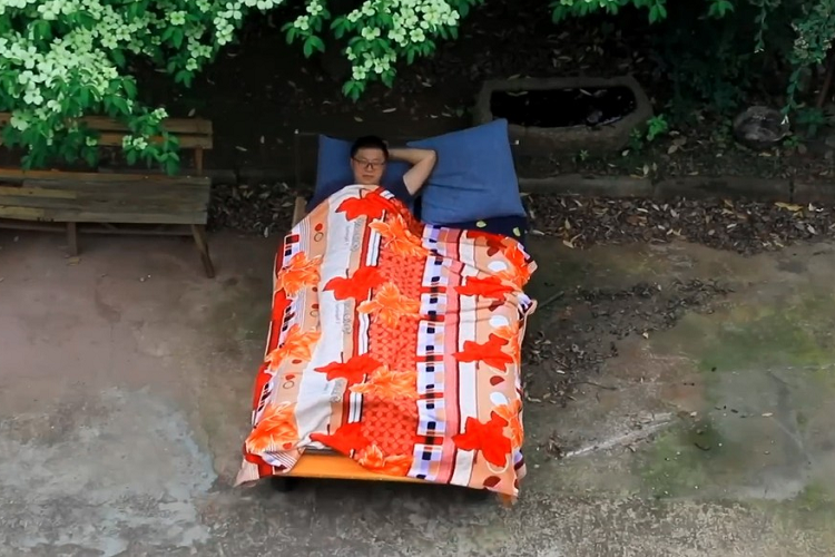 Từ khi con nhỏ, chúng ta vẫn thường được cha mẹ và thầy cô dạy là không được lười biếng. Tuy nhiên, đôi khi sự lười biếng lại trở thành động lực của những sáng tạo bất ngờ. Chiếc xe giường nằm theo đúng nghĩa đen của người đàn ông 39 tuổi dưới đây là một minh chứng.