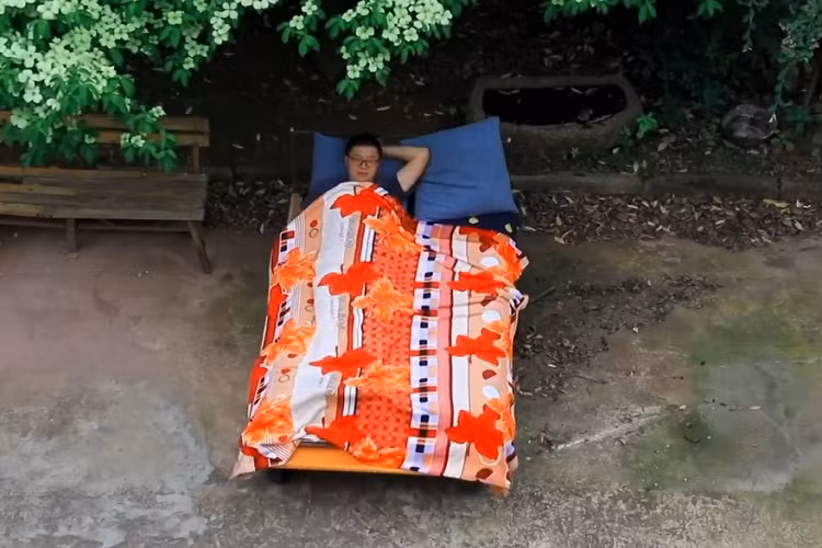 Từ khi con nhỏ, chúng ta vẫn thường được cha mẹ và thầy cô dạy là không được lười biếng. Tuy nhiên, đôi khi sự lười biếng lại trở thành động lực của những sáng tạo bất ngờ. Chiếc xe giường nằm theo đúng nghĩa đen của người đàn ông 39 tuổi dưới đây là một minh chứng.