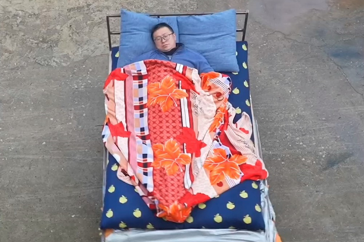 Được biết, anh Gu chỉ mất khoảng 1 tuần để chế tạo chiếc "xe giường nằm" của mình. Chiếc giường di động này chạy bằng điện và có cần điều khiển ở bên cạnh. Theo anh Gu, chiếc "xe giường nằm" có thể đạt vận tốc tối đa 50 km/h. Anh Gu cảm thấy chiếc "xe giường nằm" này rất thực dụng. "Tôi có thể dùng nó ngay cả khi về già. Tôi có thể dùng nó để vừa nằm vừa câu cá", anh Gu cho biết.