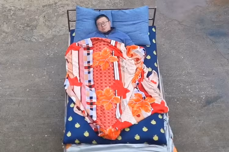 Được biết, anh Gu chỉ mất khoảng 1 tuần để chế tạo chiếc "xe giường nằm" của mình. Chiếc giường di động này chạy bằng điện và có cần điều khiển ở bên cạnh. Theo anh Gu, chiếc "xe giường nằm" có thể đạt vận tốc tối đa 50 km/h. Anh Gu cảm thấy chiếc "xe giường nằm" này rất thực dụng. "Tôi có thể dùng nó ngay cả khi về già. Tôi có thể dùng nó để vừa nằm vừa câu cá", anh Gu cho biết.