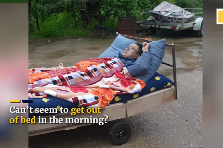 Sau khi xuất hiện trên mạng, đoạn video quay chiếc "xe giường nằm" của anh Gu ngay lập tức thu hút sự chú ý của cư dân mạng Trung Quốc. Nhiều người tỏ ra thích thú với sản phẩm tự chế của anh Gu và cũng muốn sở hữu một chiếc cho riêng mình. Bên cạnh đó, cũng có những người cho rằng chiếc "xe giường nằm" này sẽ rất hữu ích với những ai bị liệt hoặc không thể ngồi trên xe lăn nhưng muốn ra ngoài ngắm cảnh, hít thở khí trời.