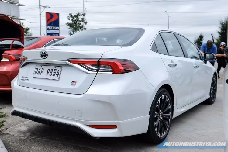 Tại thị trường Philippines, giá xe Toyota Corolla Altis GR Sport 2022 khởi điểm từ 1,302 triệu Peso (khoảng 576 triệu đồng). Nếu mua xe màu trắng ngọc trai, khách hàng sẽ phải chi thêm 15.000 Peso (6,6 triệu đồng). Như vậy, mẫu xe này rẻ hơn đáng kể so với Toyota Corolla Altis GR Sport 2022 ở Thái Lan vốn có giá từ 1,059 - 1,114 triệu Baht (725 - 763 triệu đồng). Rất có thể trong thời gian tới, Toyota Corolla Altis GR Sport 2022 cũng sẽ được bán ở Việt Nam.