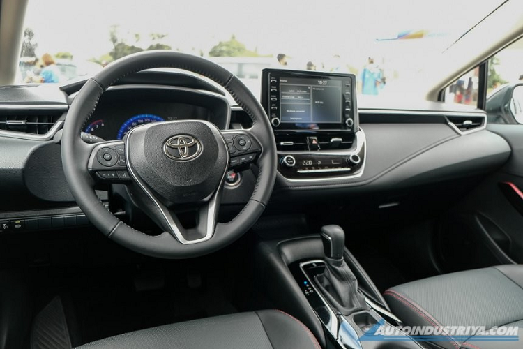 Vòng sang bên sườn, chúng ta sẽ bắt gặp ốp gương chiếu hậu màu đen bóng, cánh lướt gió và bộ vành hợp kim 17 inch mới với thiết kế đa chấu, sơn phối 2 màu thể thao. Ở đằng sau, mẫu xe này có thêm bộ khuếch tán gió và logo "GR Sport" mới.